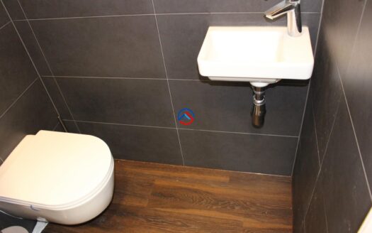 Pronájem nadstandardního zařízeného bytu 3+kk (64 m) s terasou v novostavbě v blízkosti centra