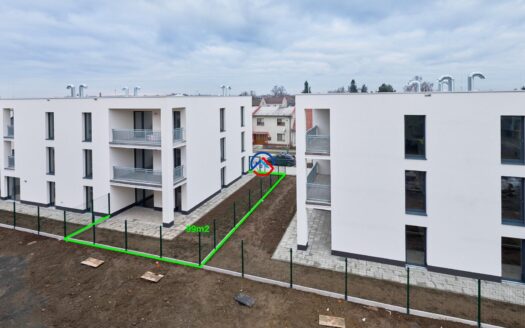 Prodej bytu vč. KUCHYNĚ a šatny, A1A, 2+kk se zahradou 99m2 a terasou. Sklep
